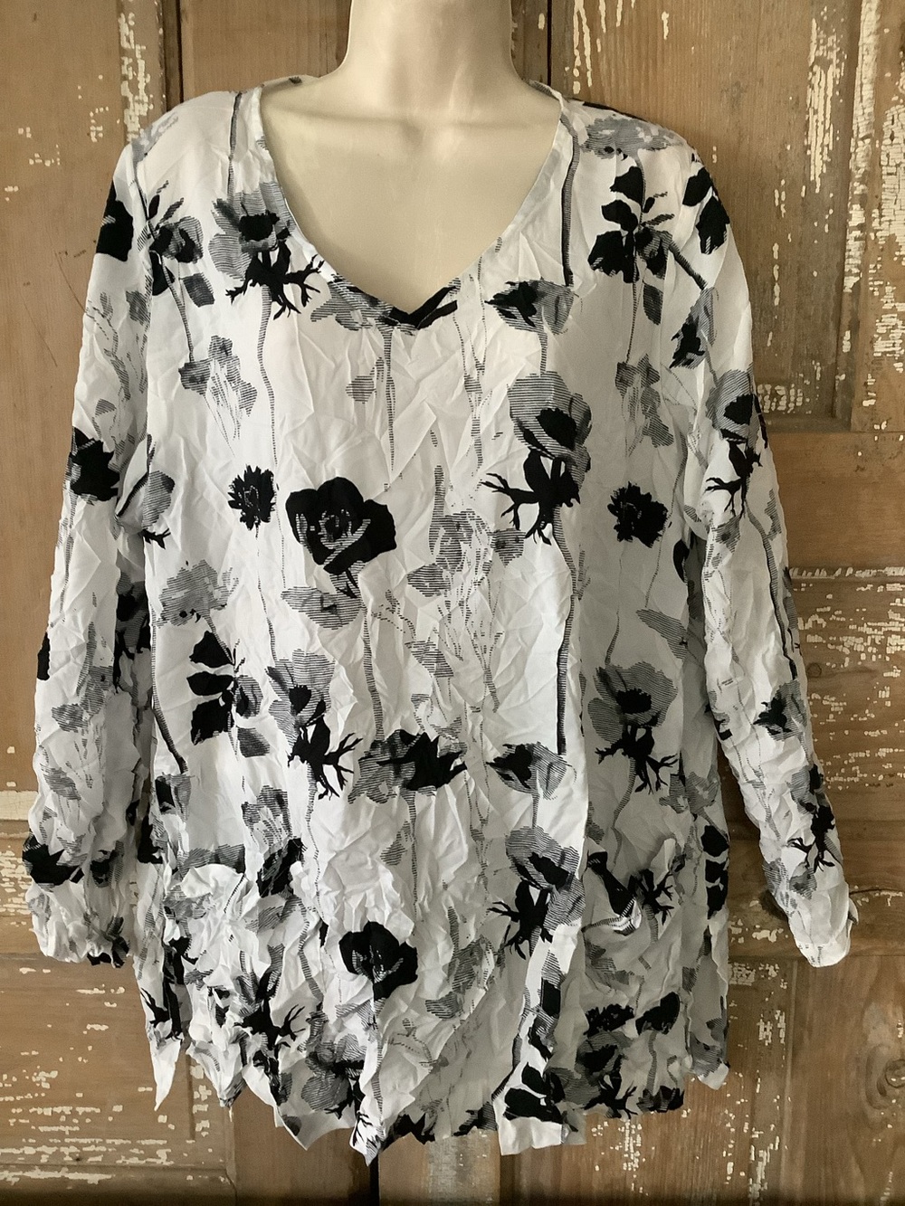 Comfy USA Womans Top Blouse Crinkle Fabric Black White Floral Small